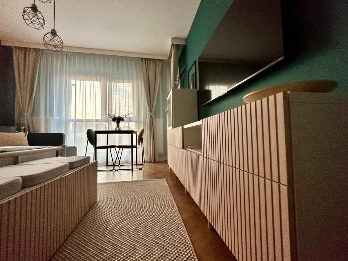 21 Apartment *