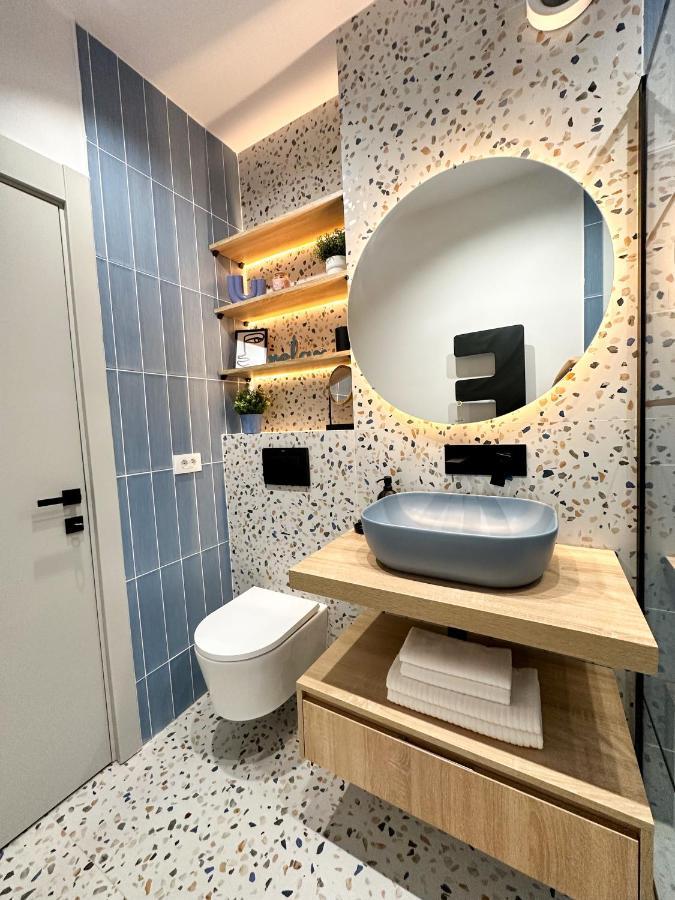 21 Apartment *